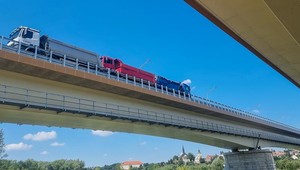Testy obciążeń na moście w Sandomierzu. Zaparkowano na nim 306 ton
