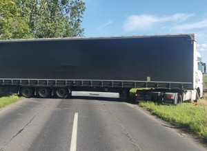 Sparaliżował ruch na drodze wojewódzkiej. Fatalna decyzja kierowcy tira