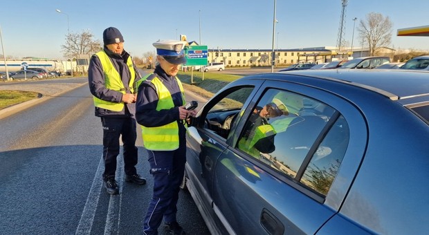 Dziś policjanci łapią na potęgę. To musisz mieć w aucie, żeby uniknąć mandatu