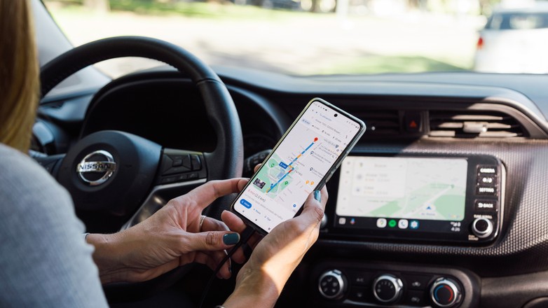 Za nieprawidłowe korzystania z telefonu podczas jazdy autem grożą kary finansowe oraz punkty karne.