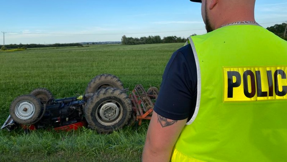 Zjechał na pobocze i wywrócił traktor. Dla 65-latka nie było już ratunku