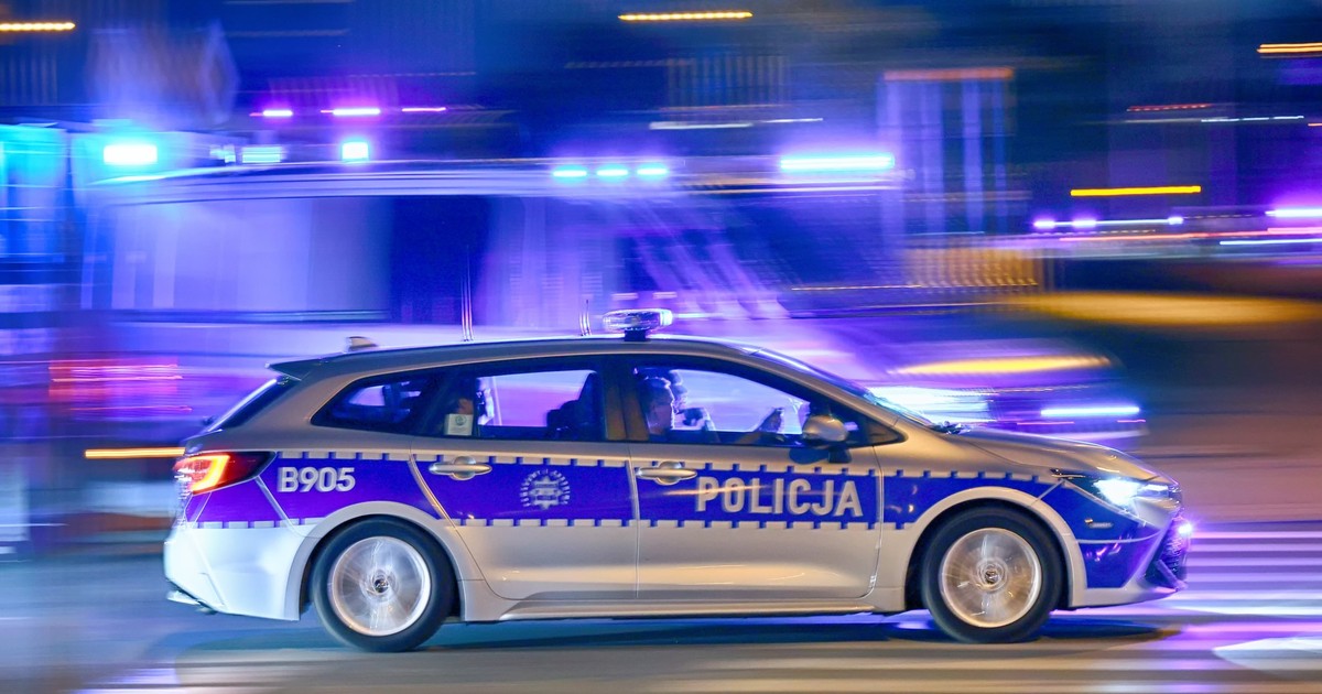 Policyjne radiowozy jadące przez miasto na interwencję