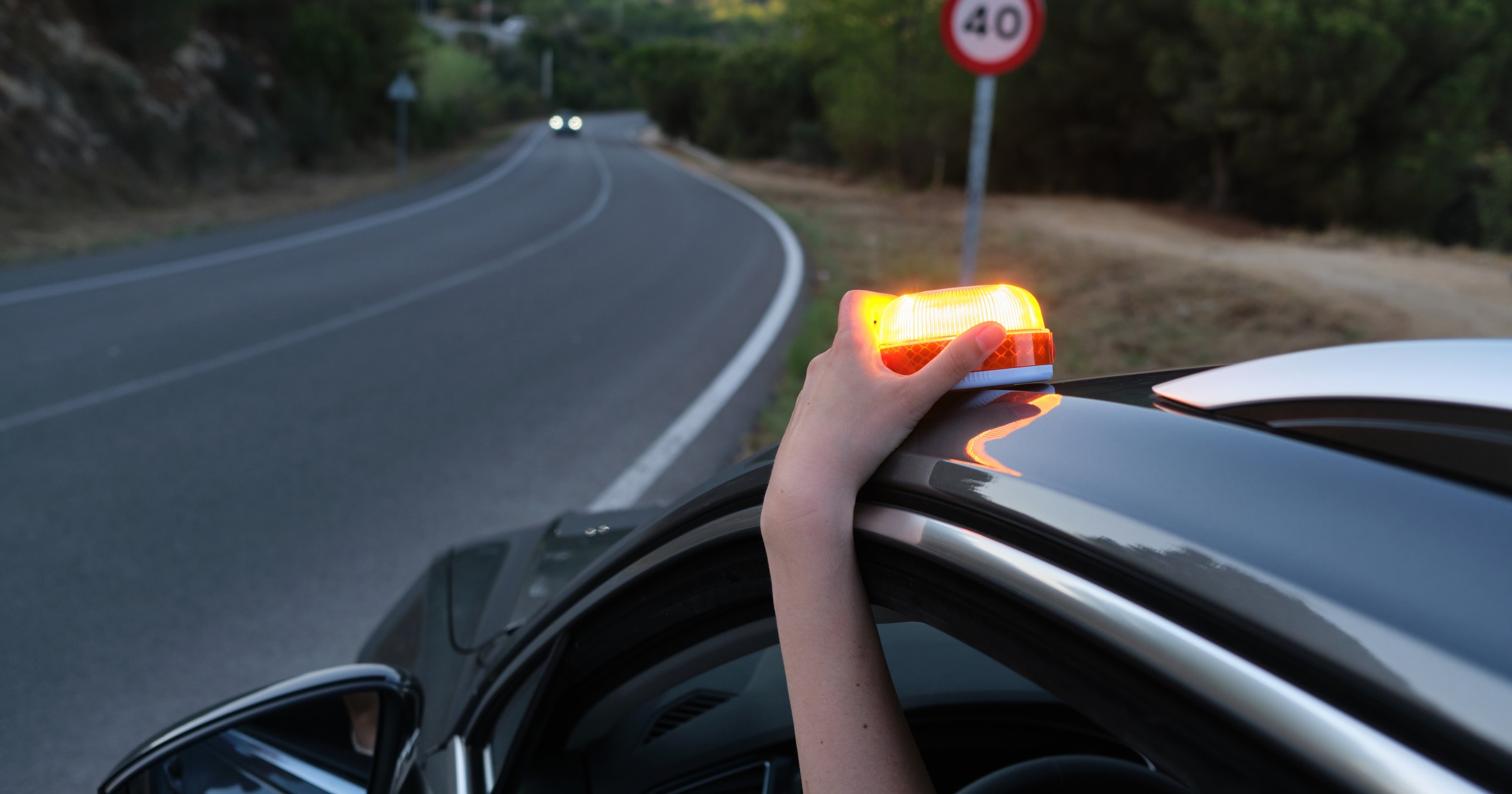 Lampa o nazwie V16 – oficjalny, obowiązkowy element wyposażenia samochodu w Hiszpanii od 1 stycznia 2026 r.