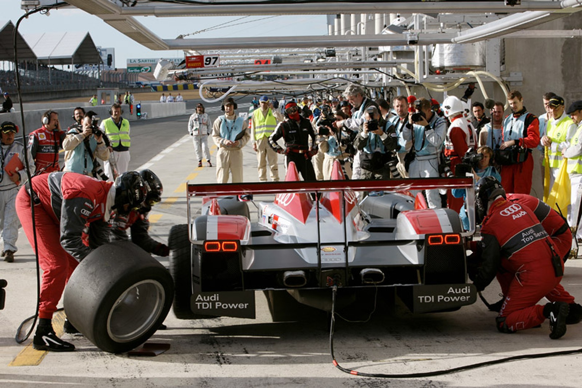 24 godziny Le Mans 2008: niespodziewana porażka Peugeota (fotogaleria)