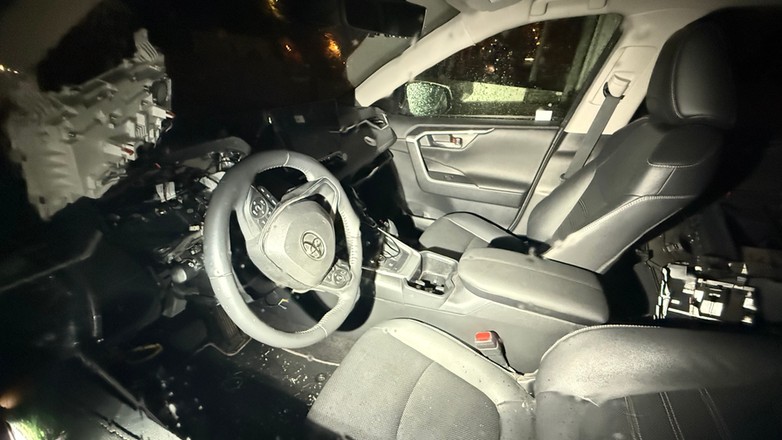 Wnętrze samochodu, w którym złodziej szukał modułu zabezpieczenia antykradzieżowego. Kompletna demolka