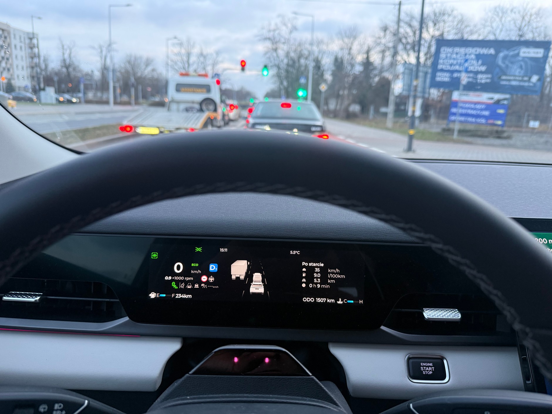 9 l na 100 km w miejskich korkach – zupełnie przyzwoity wynik, jak na benzyniaka. Problem w tym, że w rzeczywistości jest 11.