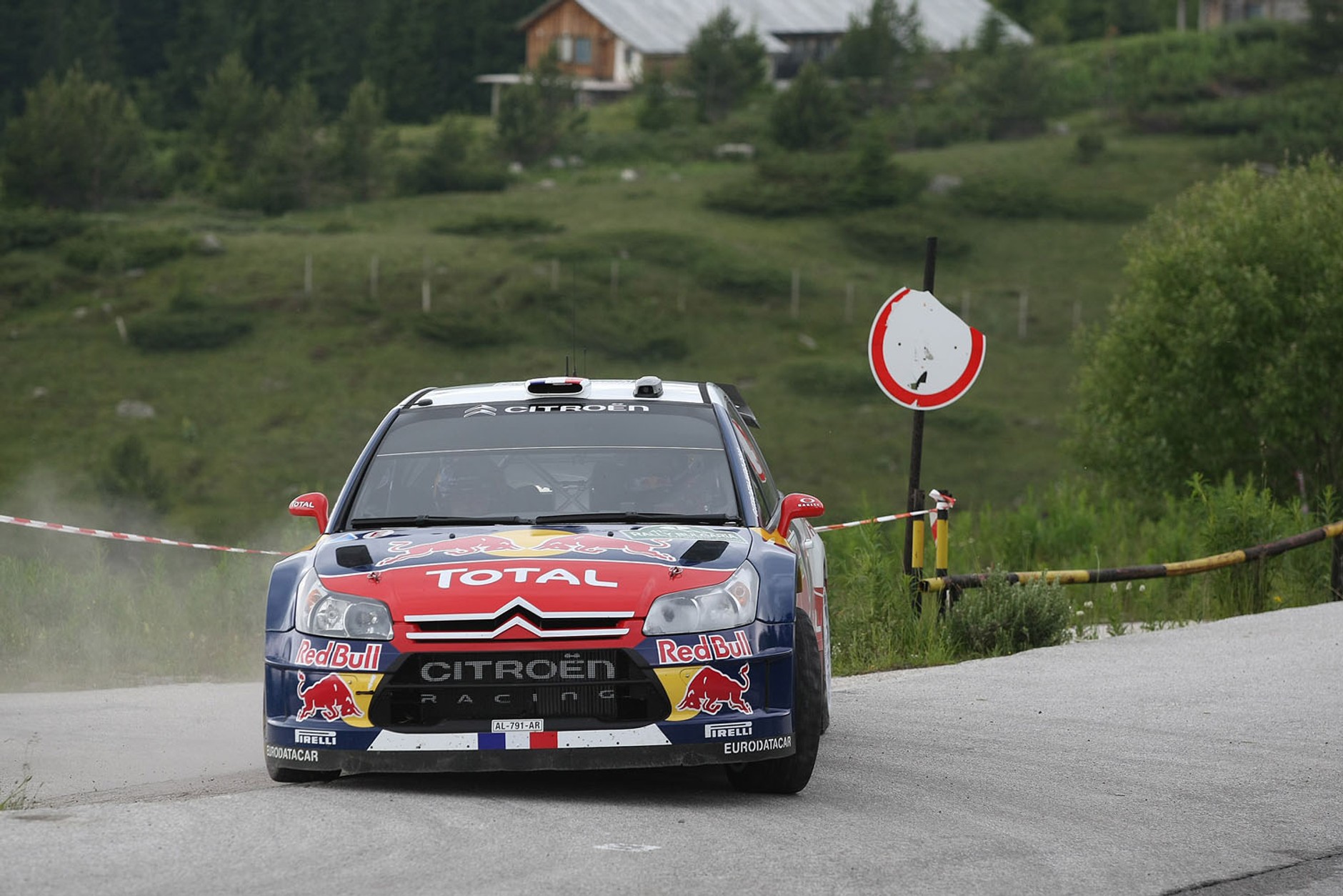 Citroën Total WRT taranuje konkurentów (galeria Rallyworld©Willy Weyens)