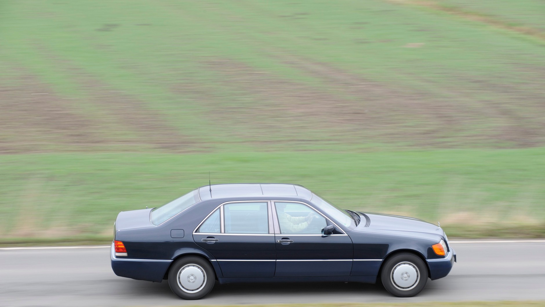 Mercedes klasy S generacji  W140  był pierwszą S-klasą z dieslem, którą zaoferowano klientom w Europie, wcześniejsze "eski" z dieslem trafiały tylko do Ameryki. Uwaga! W tym modelu, obok świetnej trzylitrówki OM606, montowano też silnik starszej generacji (OM603), którego pojemność zwiększono do 3,5 litra, co fatalnie odbiło się na trwałości i niezawodności.
