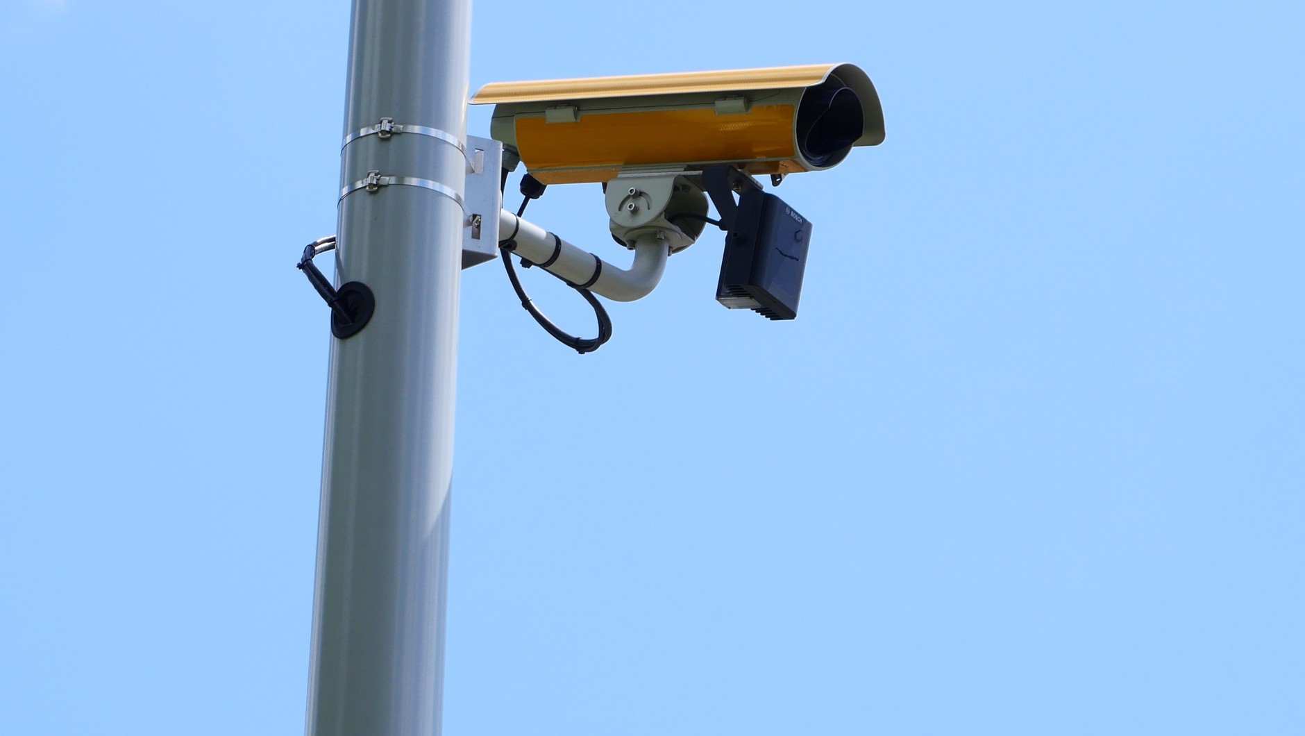 Kamera systemu RedLight na przejeździe kolejowym