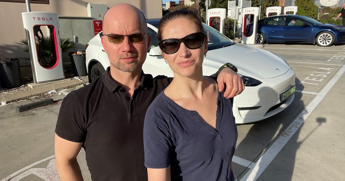 Renata i Paweł Ratajczakowie, a w tle ich Tesla w Hiszpanii