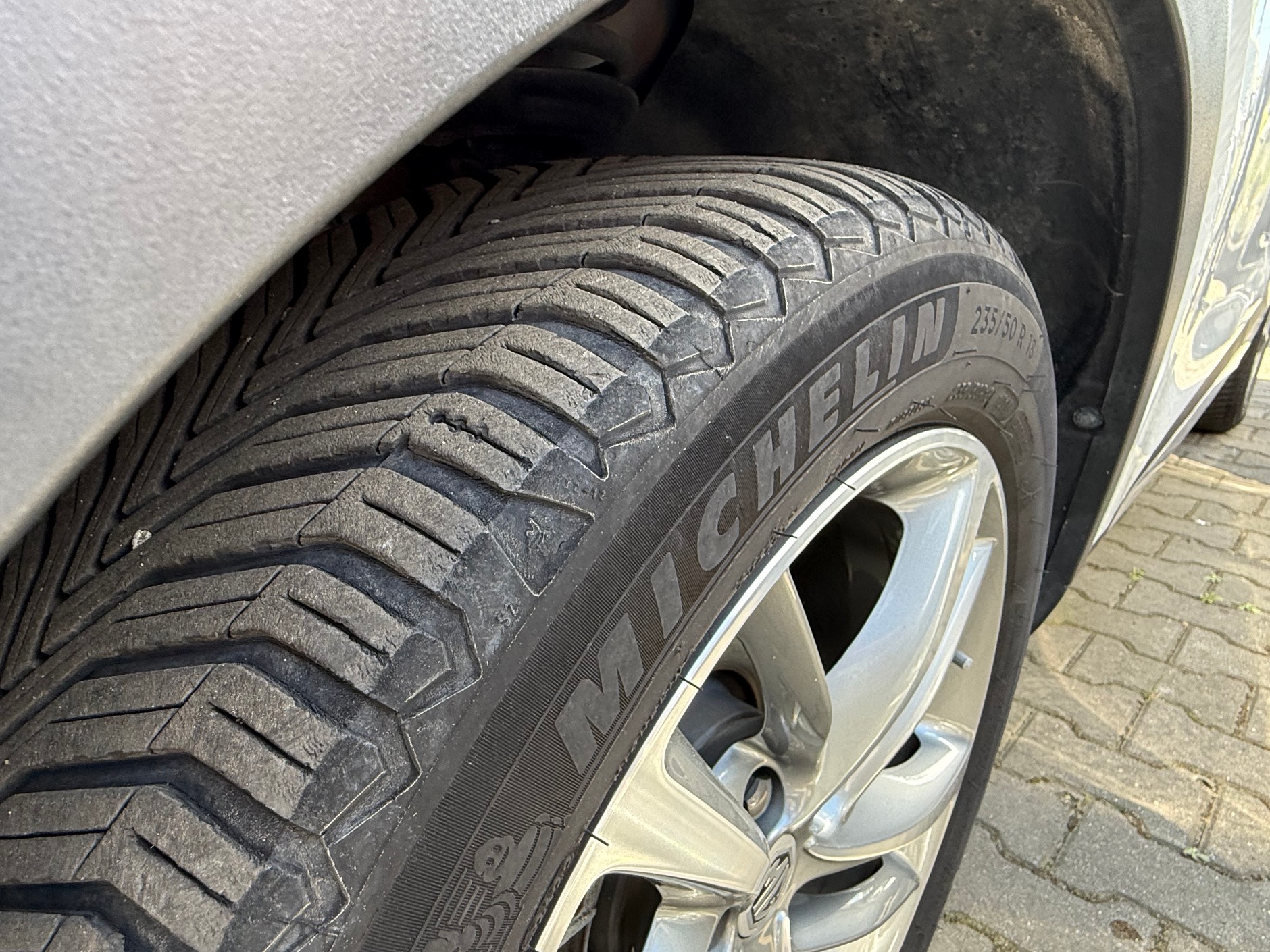 Pod "ciężką nogą" opony całoroczne zużywają się znacznie szybciej od opon letnich. 