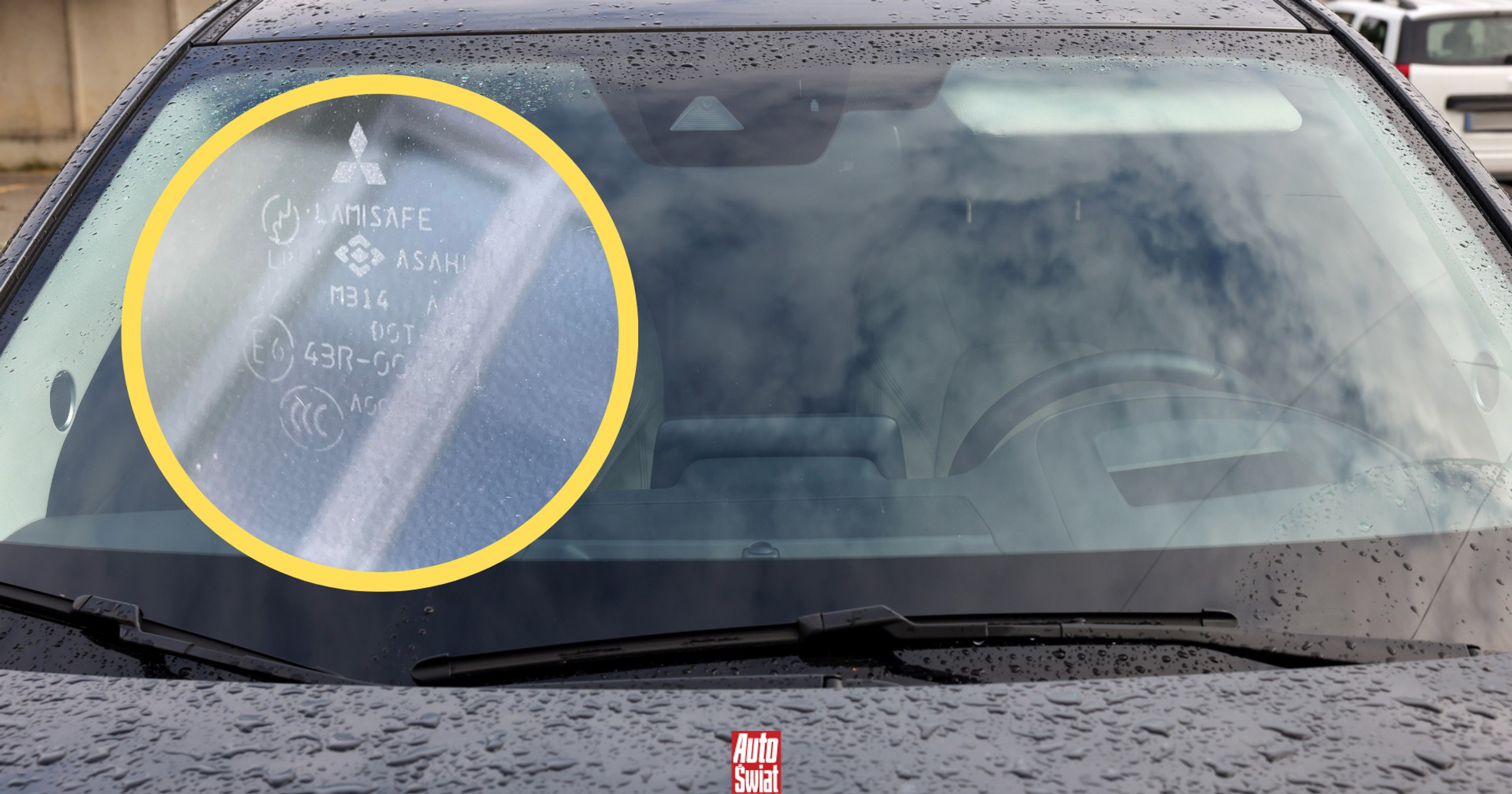 Tajemnicze kody na szybie samochodu mają znaczenie. Zaszyfrowano w nich wiele informacji