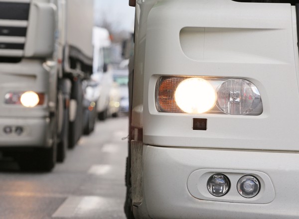 W tej sytuacji ciężarówka musi jechać do 7 km/h. Niemiecka policja nakłada mandaty