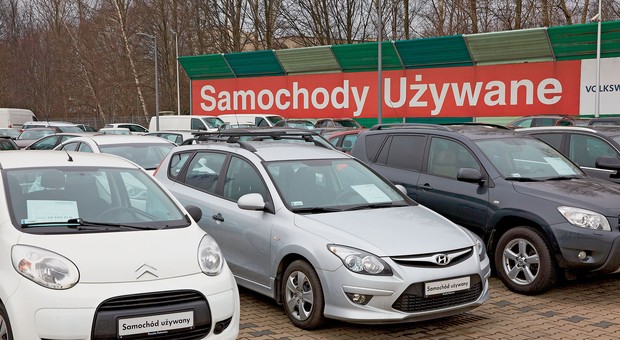 Mamy sporo pieniędzy na kredyty na auta. Ten raport to pokazuje