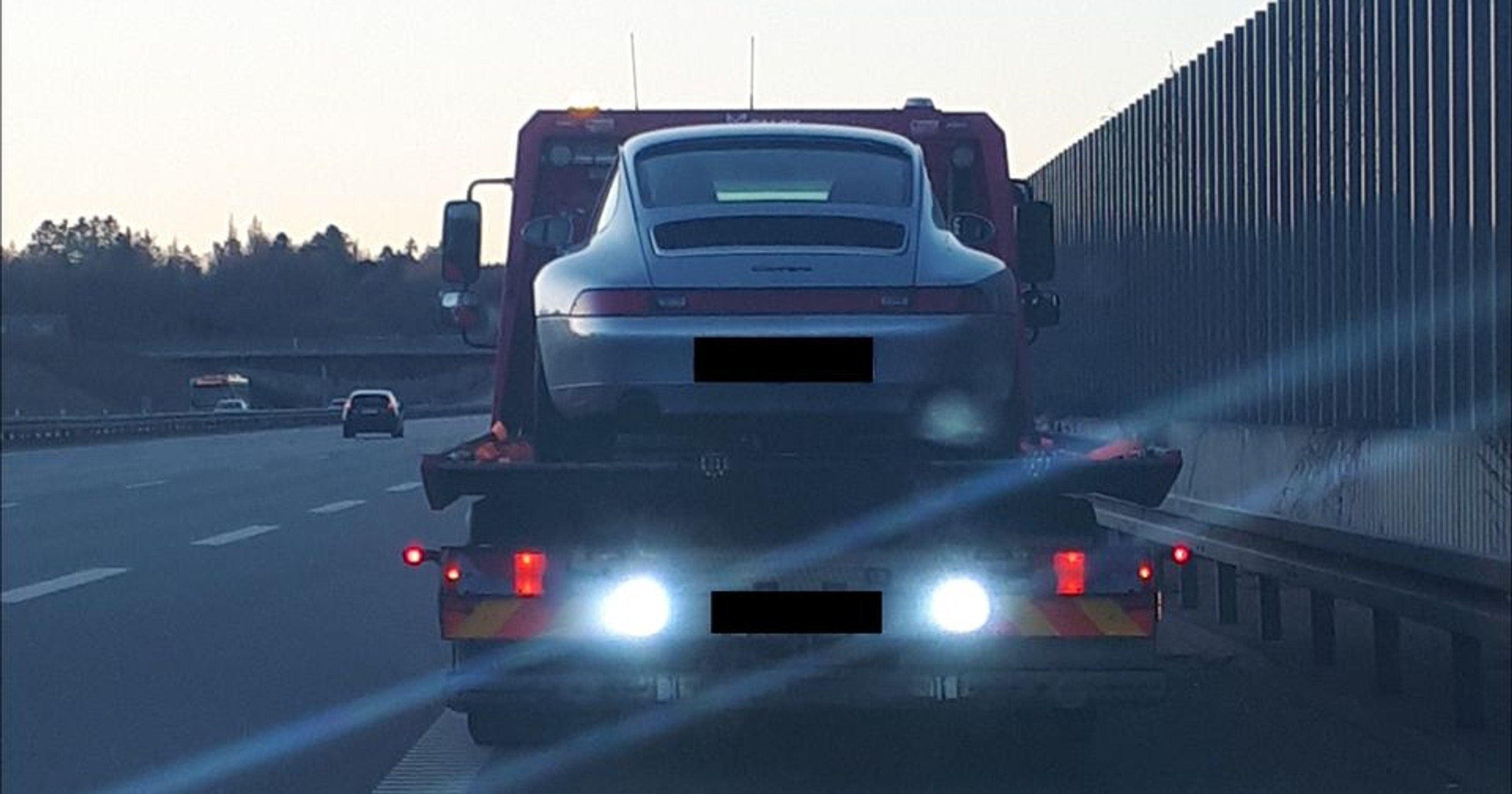 Zdjęcie zrobione przez duńską policję ku przestrodze – samochód „aresztowany” za jazdę ponad 200 km/h