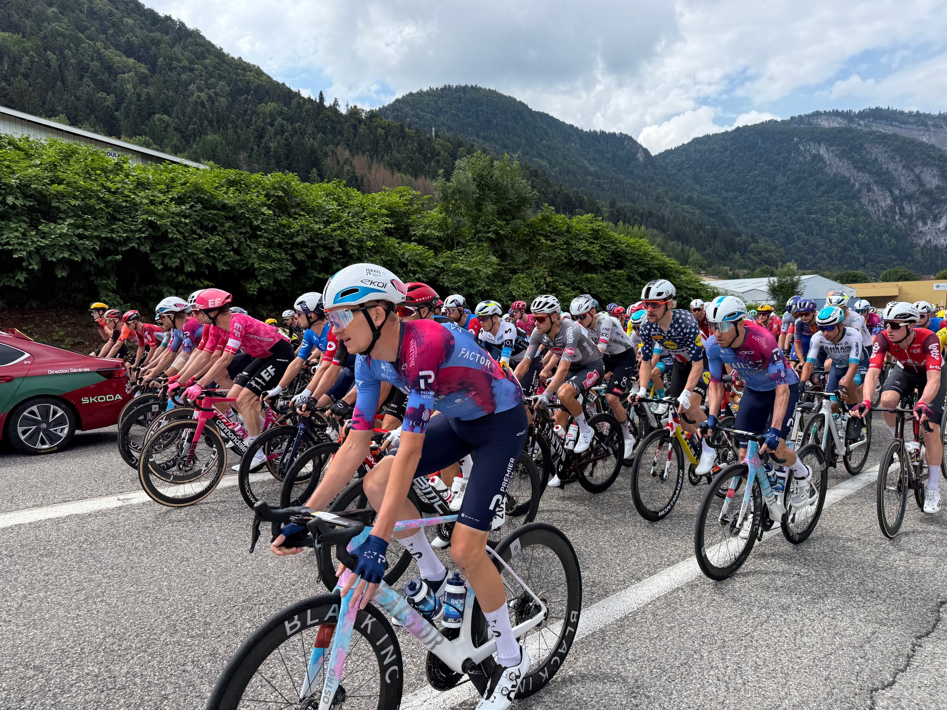 Zawodnicy Tour de France na sekundę przed znakiem sędziego mówiącym o starcie do 20. etapu