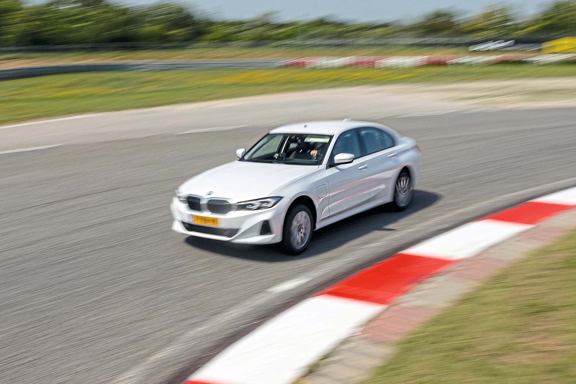 Na suchej drodze cechy przydatne na ośnieżonej nawierzchni (lamele, elastyczna mieszanka) negatywnie wpływają na osiągi opon całorocznych.