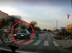 Kierowca zignorował czerwone światło i pieszych na pasach. Policja mówi o cudzie