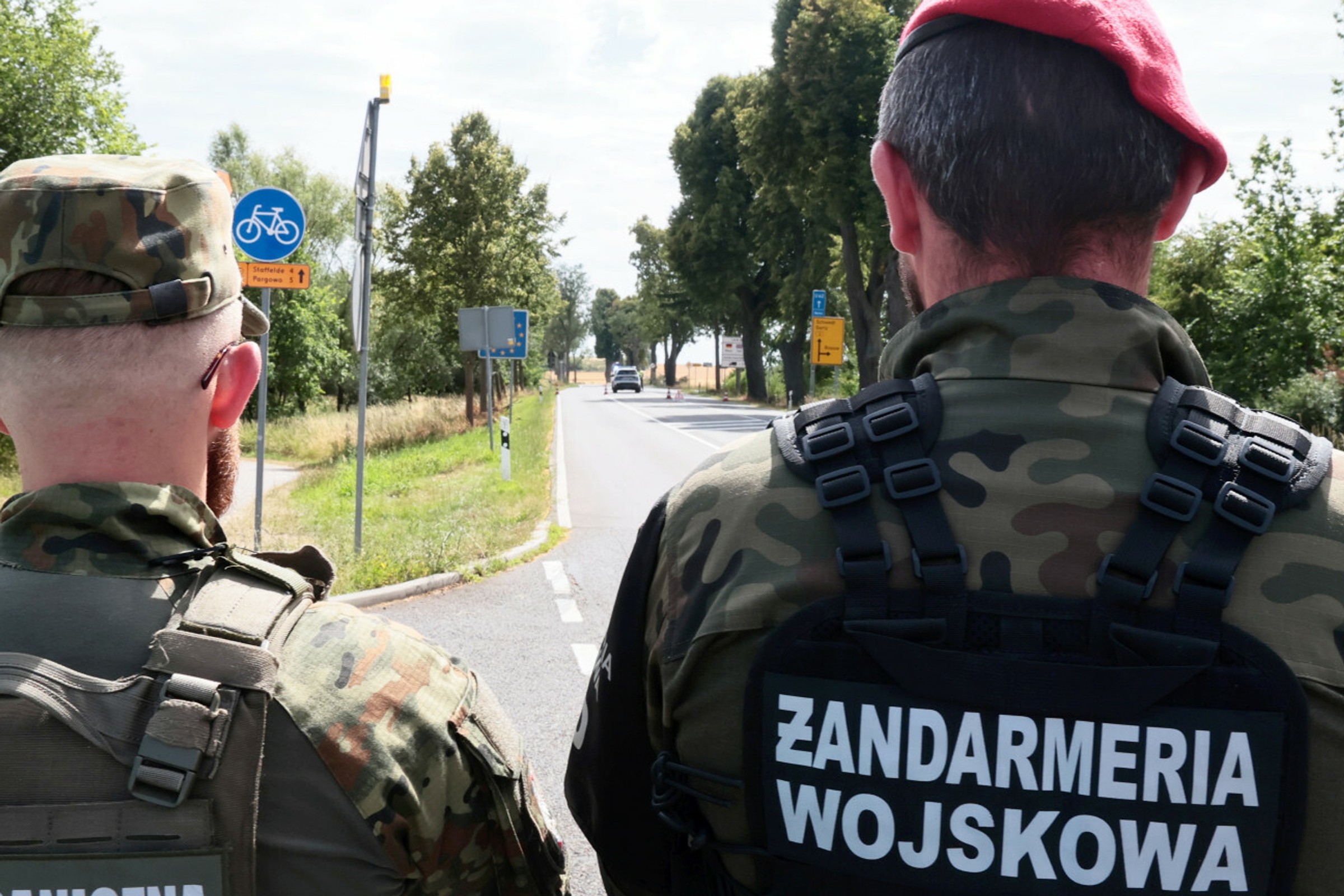 Żołnierze sprawdzają auta przy cmentarzu. Kto ma kamerę cofania, musi ją zakleić