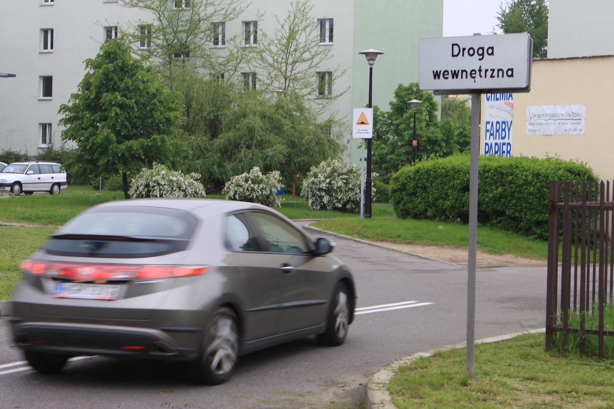 Kierowcy nie zwracają uwagi i potem są problemy. Ten znak zmienia przepisy