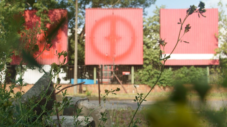 Zgliszcza Fabryki Samochodów Osobowych na Żeraniu w Warszawie