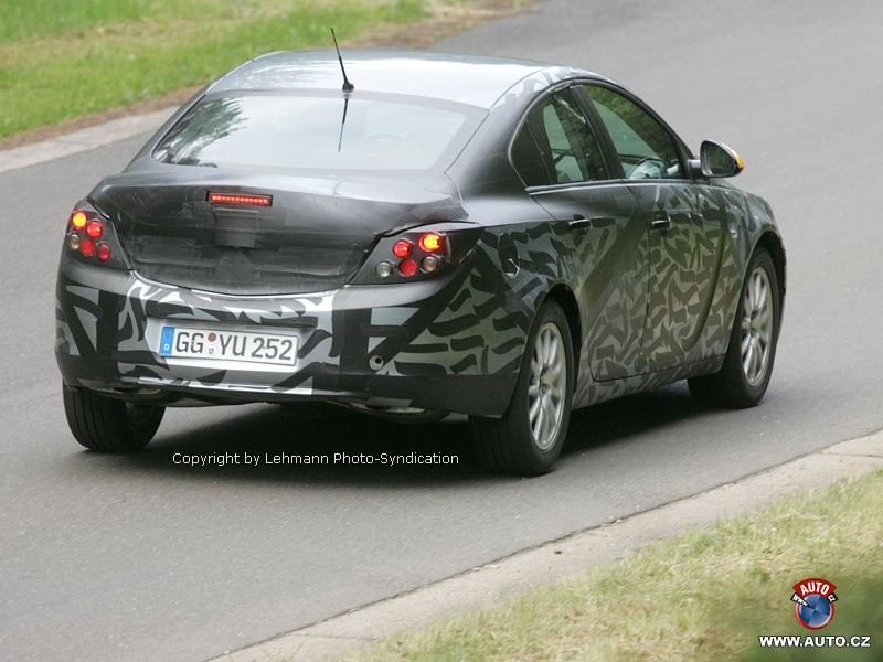 Zdjęcia szpiegowskie: nowy Opel Vectra – prawie jak coupe
