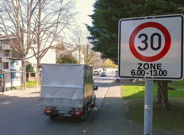 Samochody same ograniczą prędkość. Ruszyły testy nowego bata na kierowców