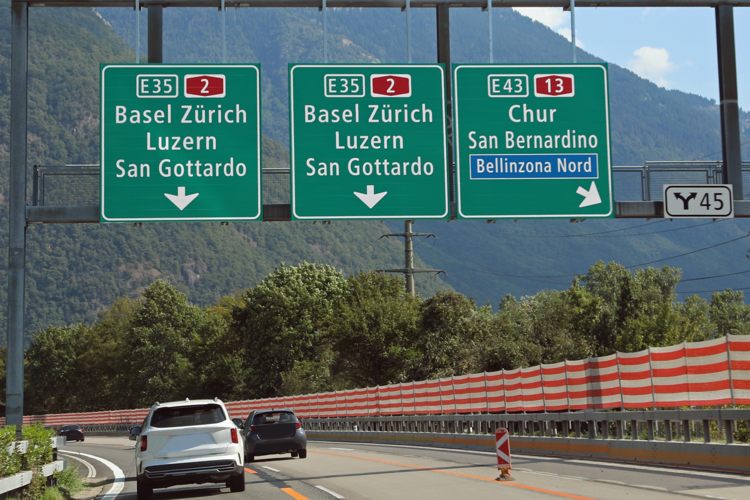 Kierowcy omijają korki i płacą. 100 franków za zbyt krótki postój w szwajcarskiej gminie