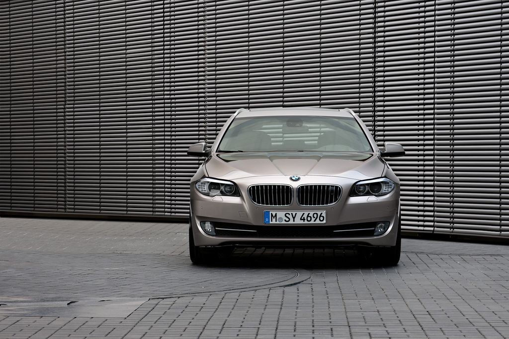 BMW5 Touring rok modelowy 2011 – zdjęcia i dane techniczne