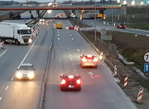 Zablokował pas autostrady barierami, żeby wrócić na drogę
