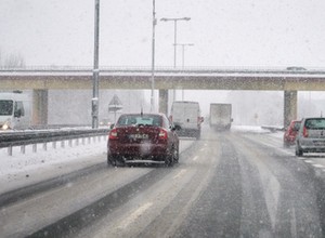 W piątek warunki na drogach będą fatalne. W części Polski sypnie śniegiem