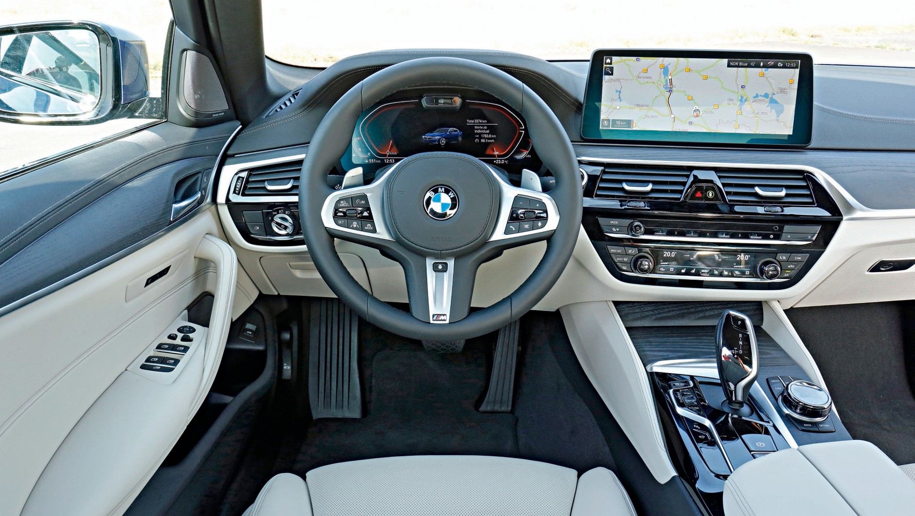 BMW 540i xDrive - kokpit