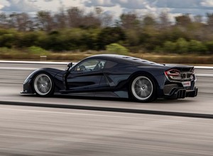 Hennessey Venom F5 rozpędził się do 271,6 mph. Czy uda się osiągnąć założone 300 mph?
