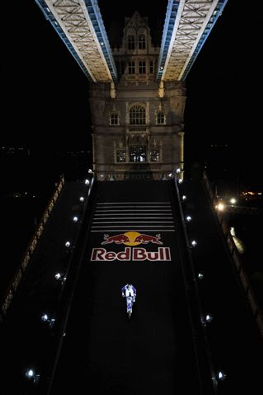 Red Bull X-Fighters: backflip na londyńskim Tower Bridge
