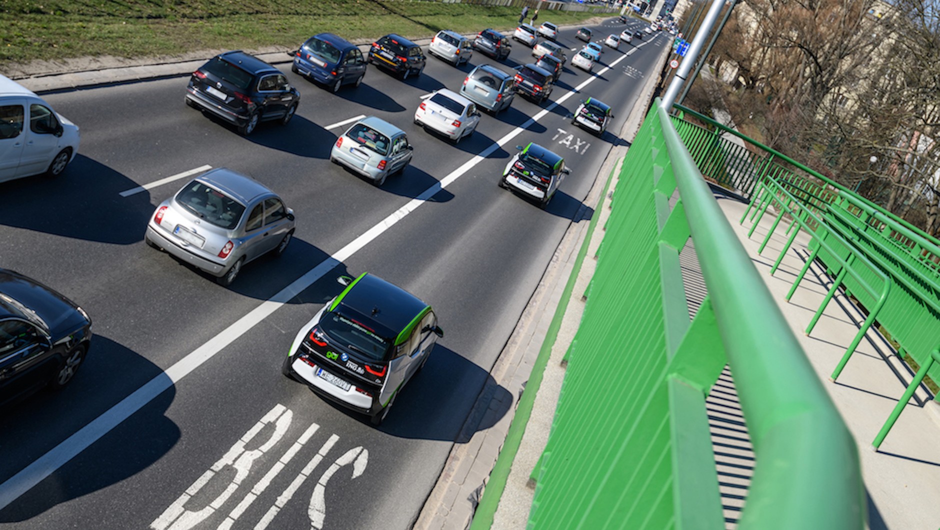 Auta elektryczne omijają korek buspasem