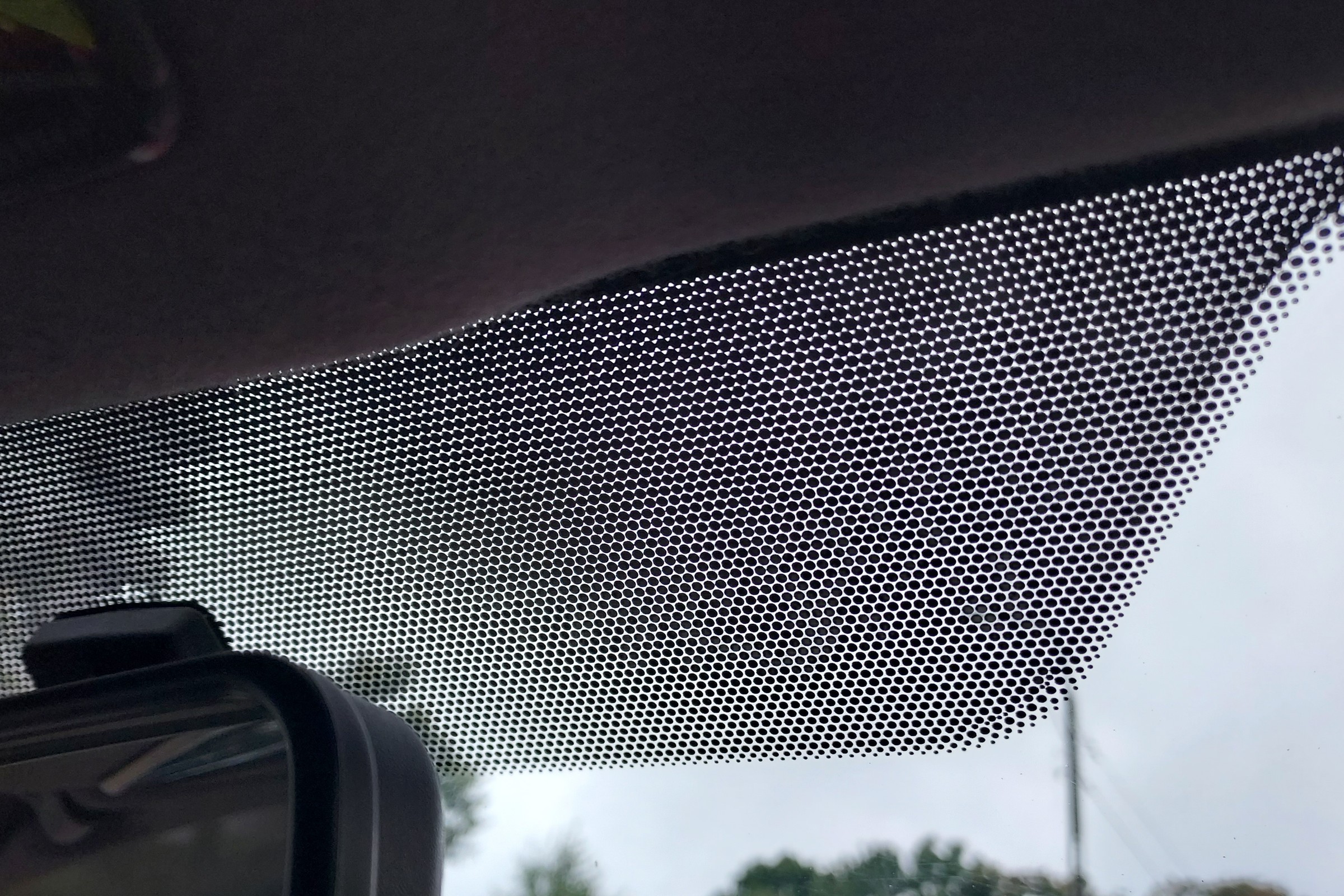 Czarne kropki na szybach i lusterkach – po co są i dlaczego ich nie znajdziemy w zabytkowych autach?