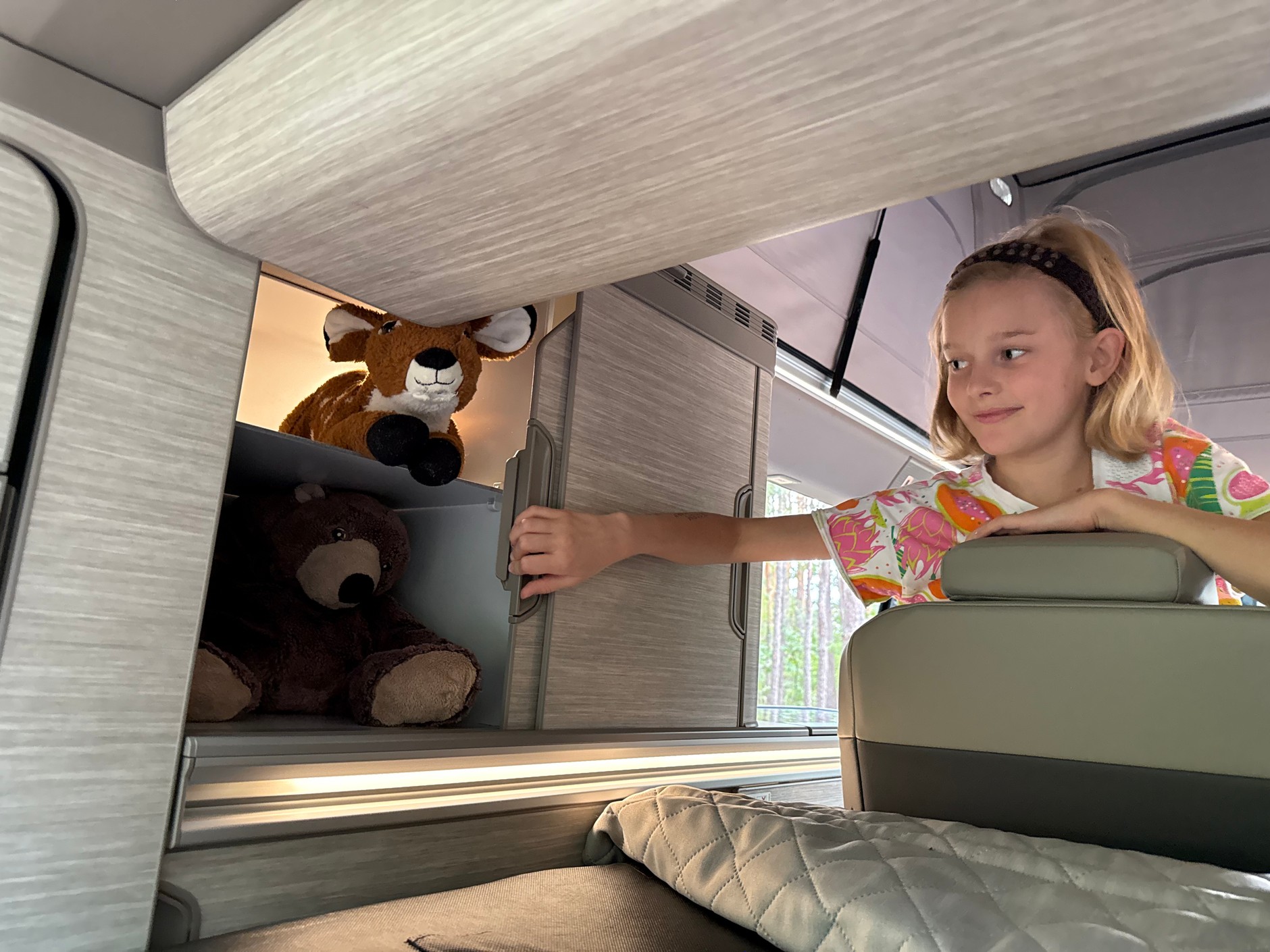 Volkswagen California Ocean: w kamperze rzeczy osobiste przechowujemy w szafkach i schowkach – duże torby turystyczne nie mają racji bytu