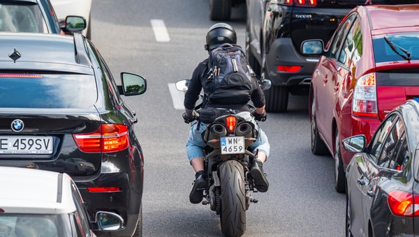 Motocyklowy język gestów. Jak motocykliści komunikują się z kierowcami innych pojazdów?