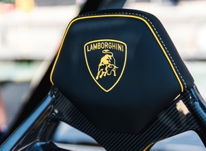 Lamborghini wstrzymuje interesy z Rosją i wspiera uchodźców z Ukrainy