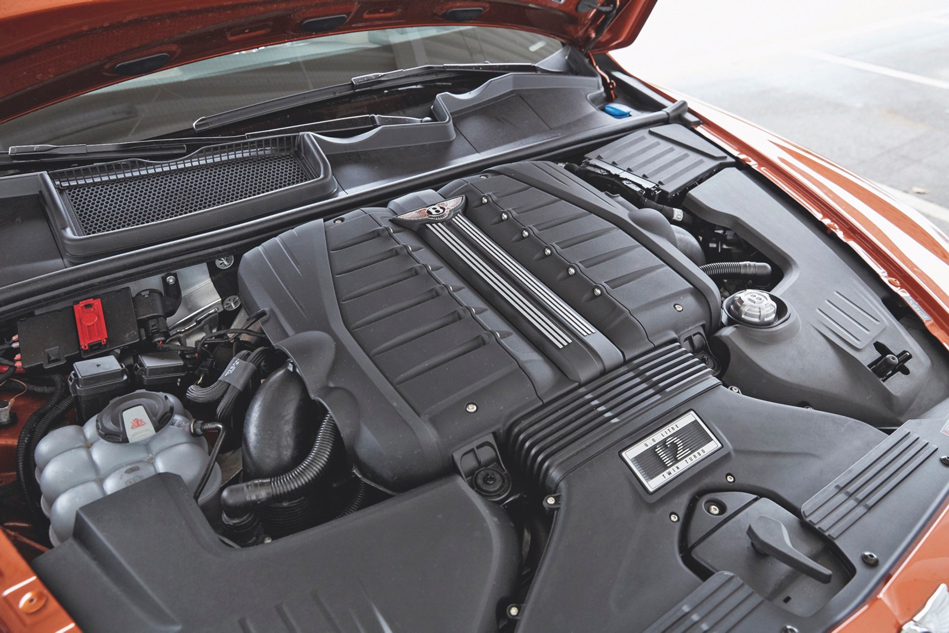 Wolty kontra oktany: Tesla Model X i Bentley Bentayga W12