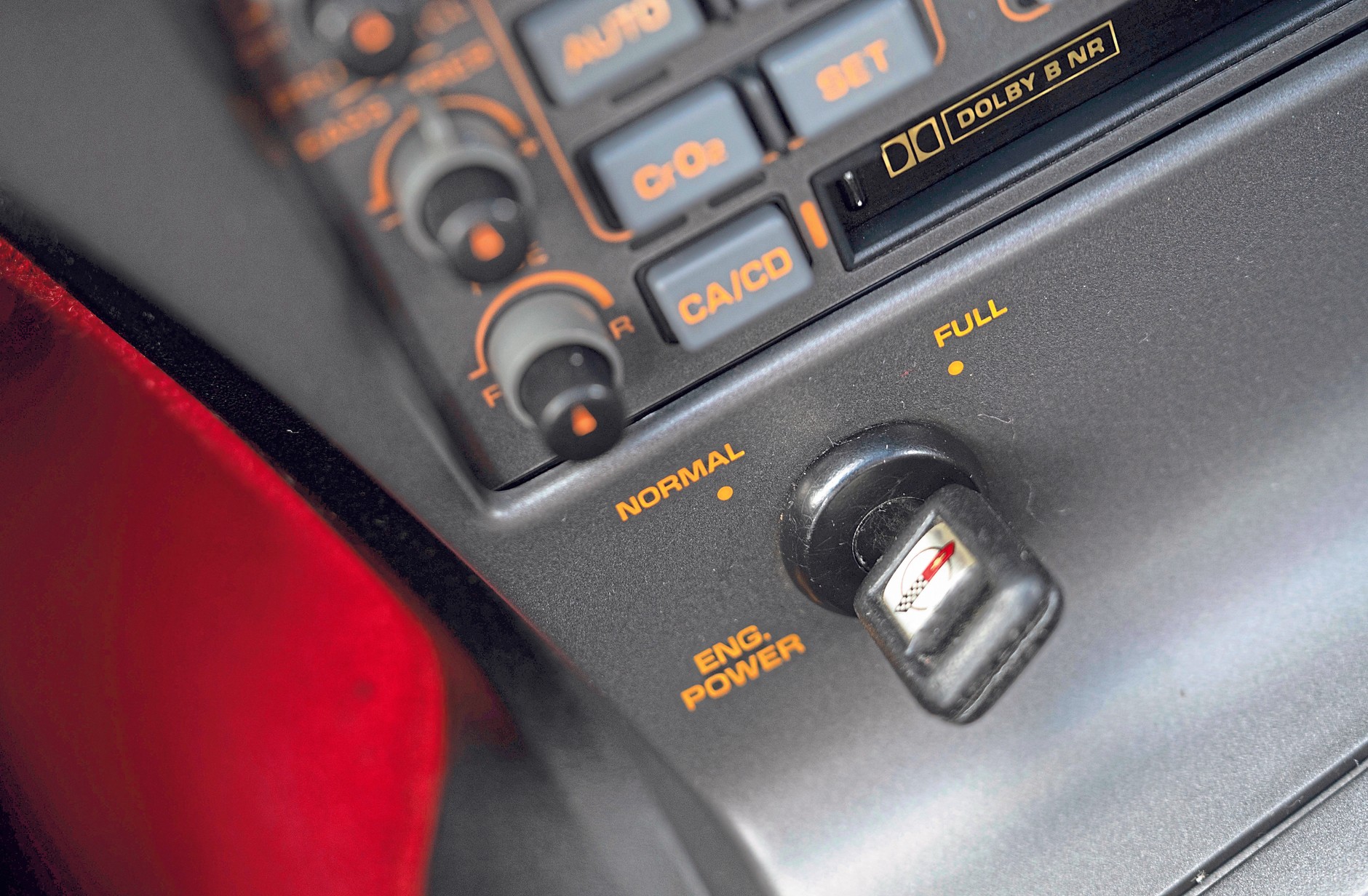 Corvette C4 ZR-1: ten dodatkowy kluczyk uwalniał bestię. W trybie "normal" auto zachowuje się potulnie. 