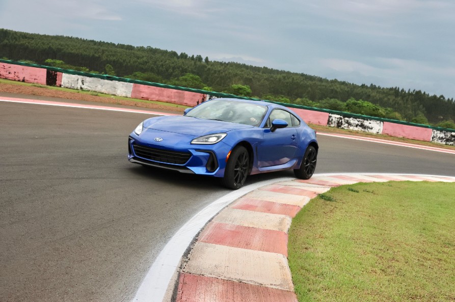 Najlepsze opony całoroczne do aut sportowych