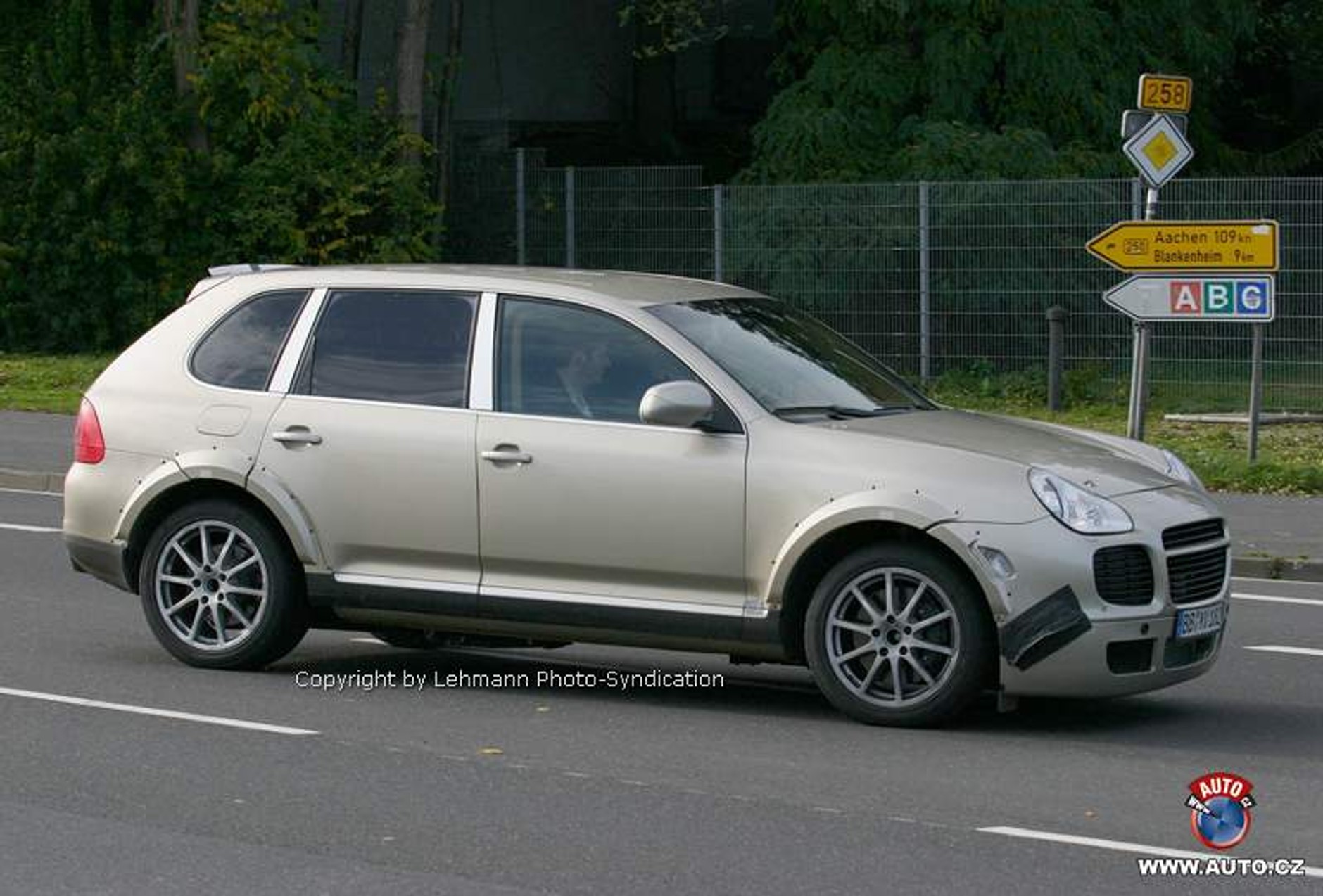 Zdjęcia szpiegowskie: nowy SUV Lamborghini