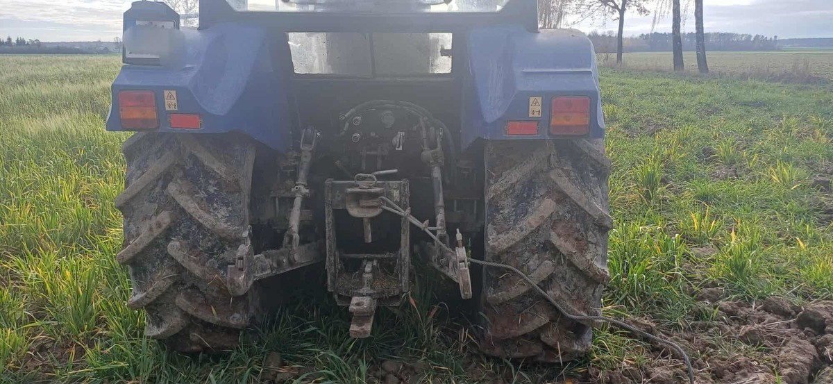 Stalowa lina była przywiązana do ciągnika rolniczego