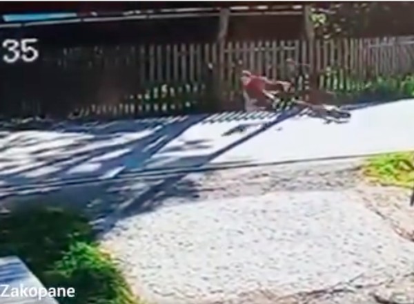 Policja pokazała nagranie z wypadku na elektrycznej hulajnodze. Nastolatek cudem uniknął tragedii