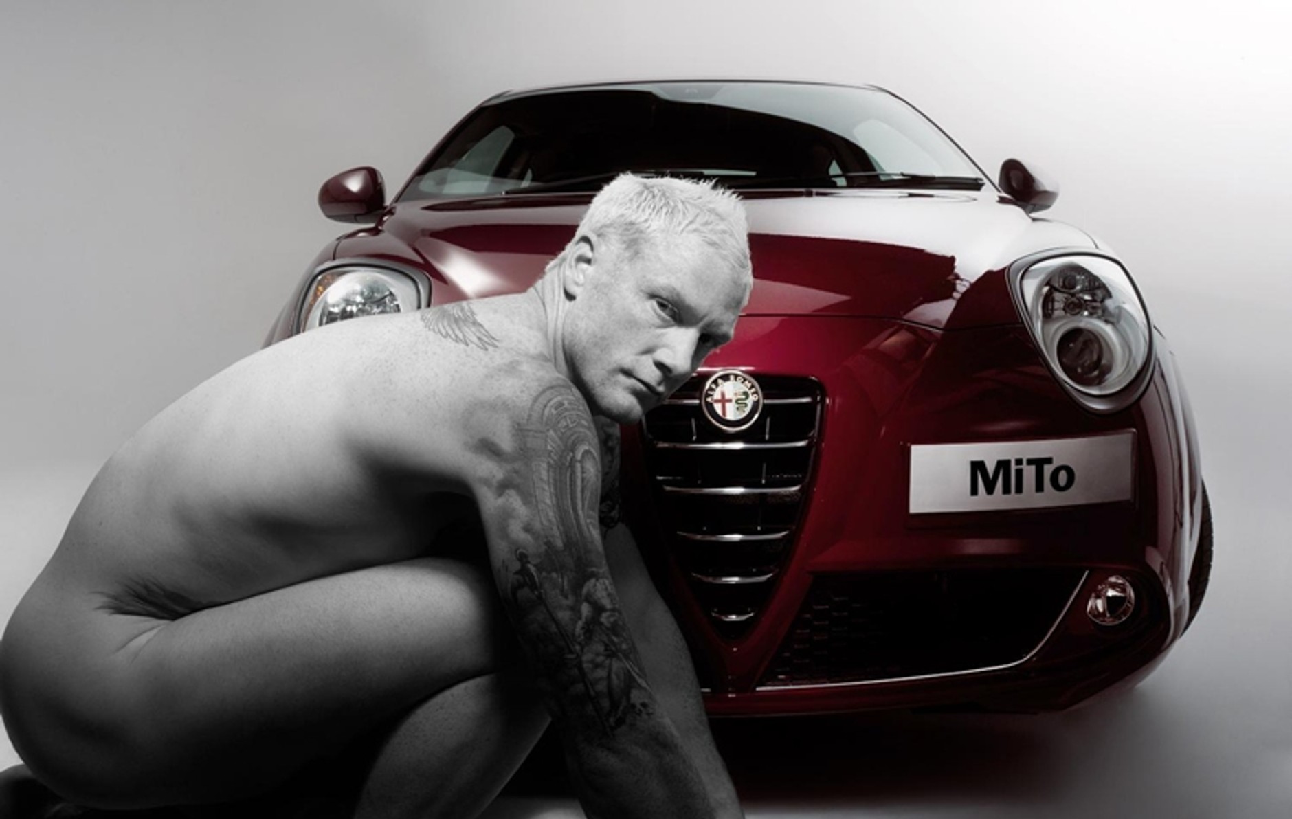 Alfa Romeo Mito w towarzystwie nagich ludzi
