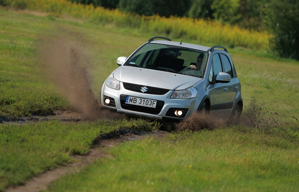 Suzuki SX4: wersja z napędem 4x4 zadziwiająco dobrze radzi sobie poza utwardzonymi drogami.