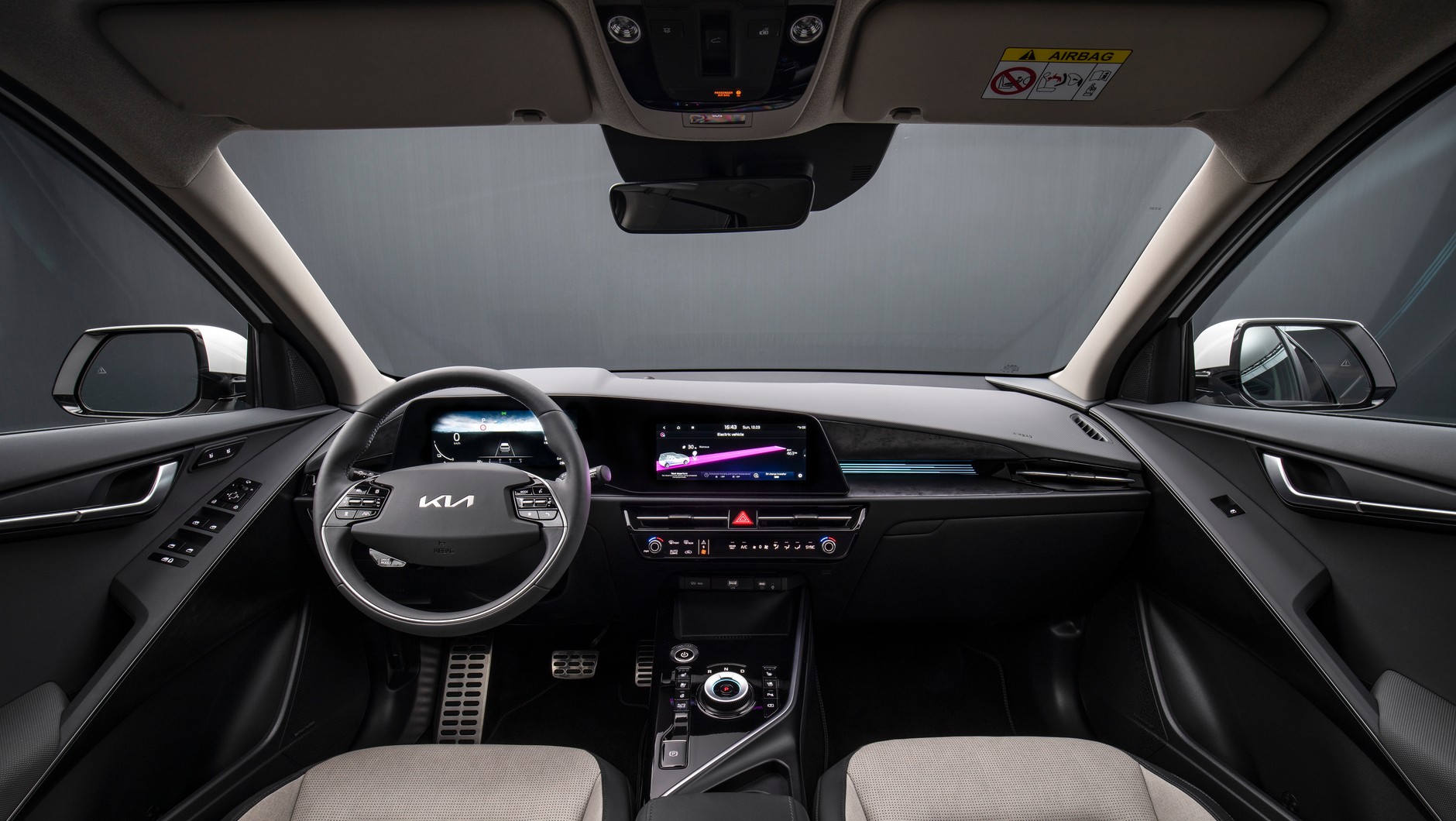 Kia Niro II może mieć dwa 10,25-calowe ekrany.