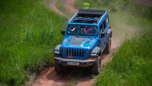 Nawet w hybrydzie Wrangler to prawdziwa terenówka