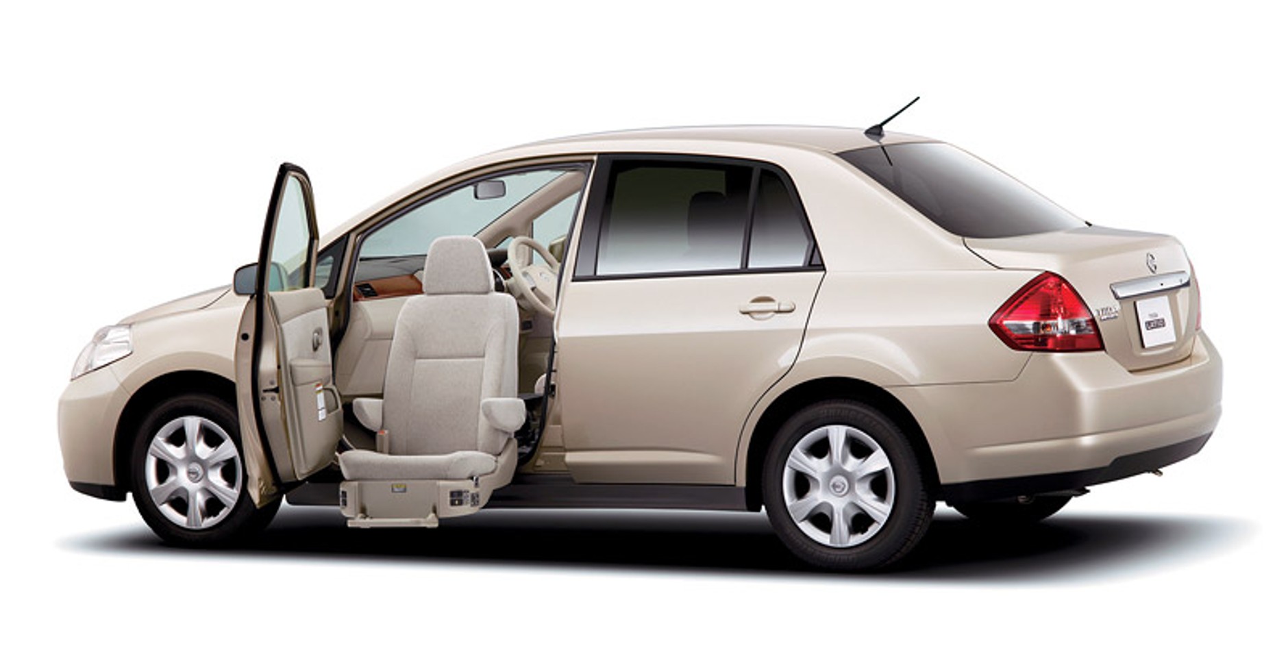 Nissan Tiida – odmłodzony model na rynek japoński